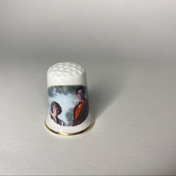 Lot of Royal Commemorative Thimbles - Picture 14 of 15